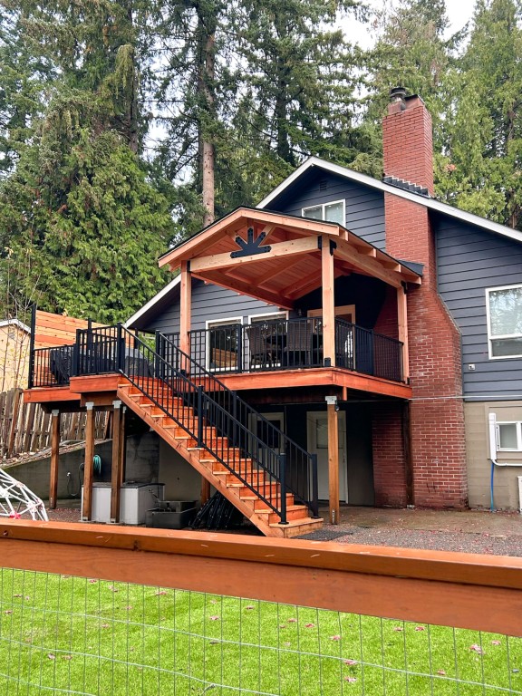 Serene Cedar Oasis: Grand Decks' Signature Cedar Deck Design